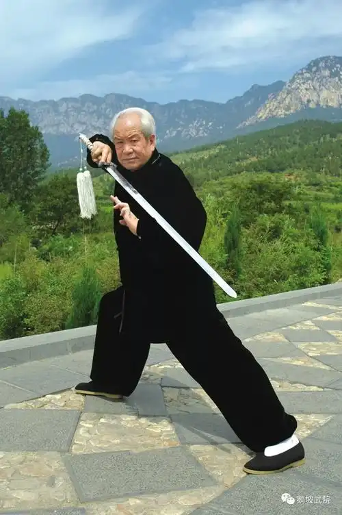 Liang Yiquan demonstrating the straight sword